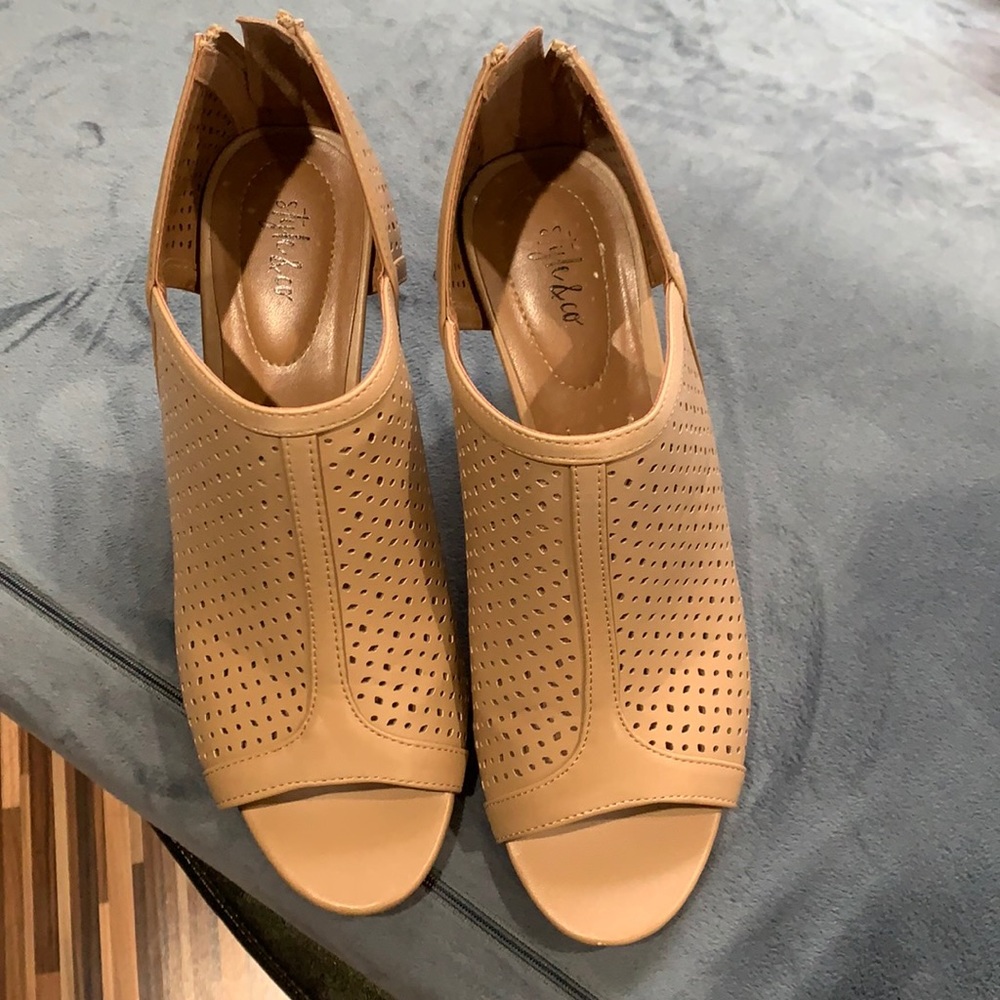 Perfect for Summer/Fall Neutral Shoe